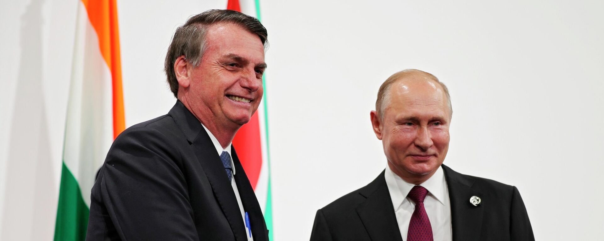 O presidente brasileiro, Jair Bolsonaro, e o presidente russo, Vladimir Putin, posam para uma foto antes de uma reunião do BRICS à margem da cúpula do G20 em Osaka, no Japão, em 28 de junho de 2019 - Sputnik Brasil, 1920, 12.07.2022