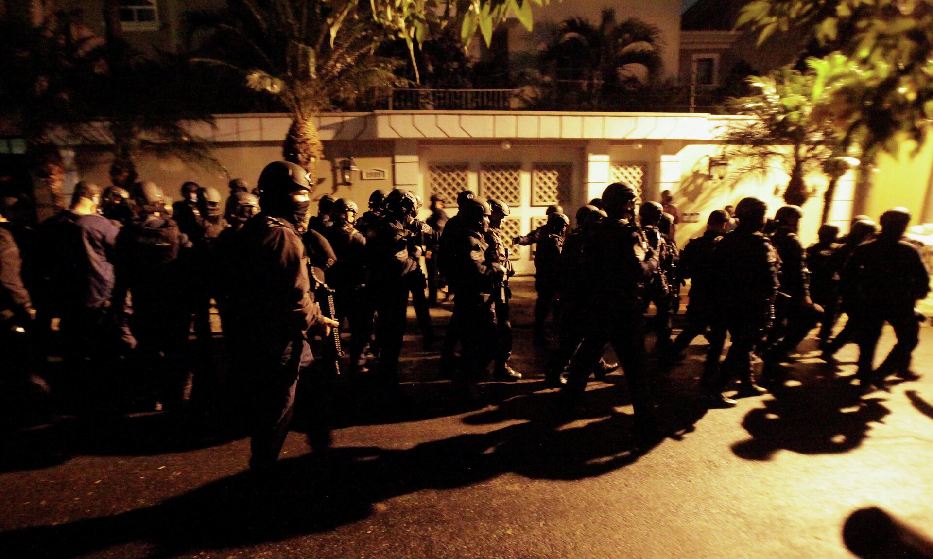 Policiais hondurenhos cercam casa do ex-presidente Juan Orlando Hernández após pedido da extradição pelos EUA, em Tegucigalpa, 14 de fevereiro de 2022 - Sputnik Brasil, 1920, 15.02.2022