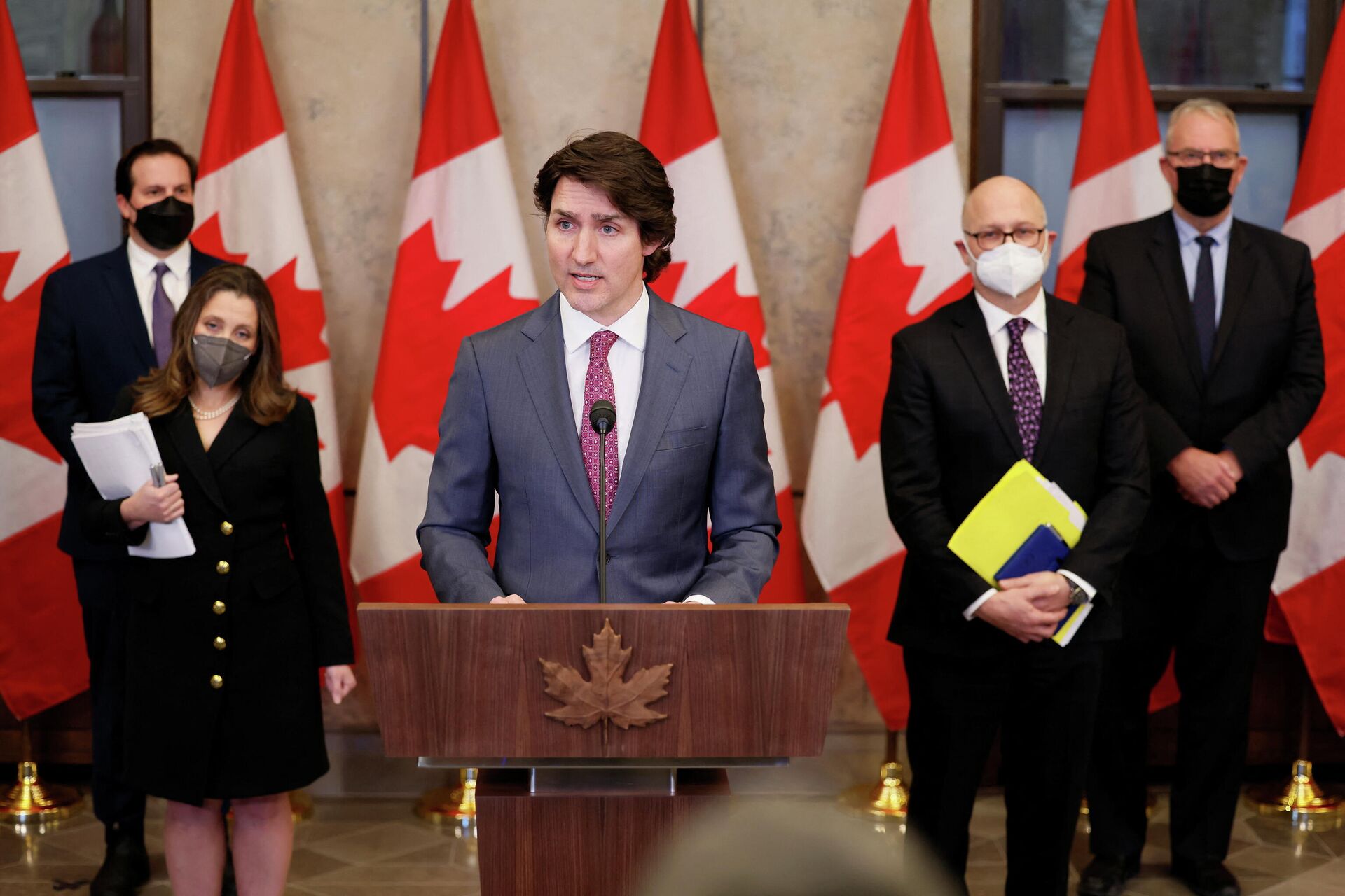 Premiê canadense Justin Trudeau durante coletiva de imprensa em Ottawa, Canadá, 14 de fevereiro de 2022 - Sputnik Brasil, 1920, 15.02.2022