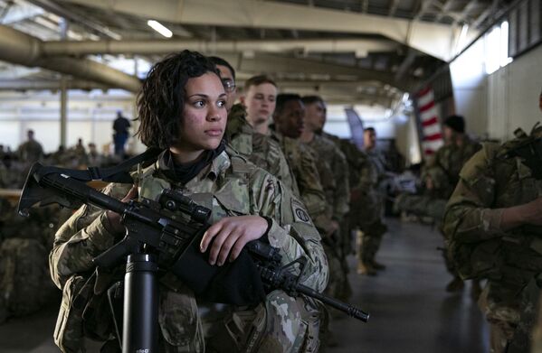 Soldados dos EUA aguardam para serem enviados à Europa na medida que as tensões envolvendo Rússia e Ucrânia aumentam, em Fort Bragg, Carolina do Norte, EUA, 14 de fevereiro de 2022. - Sputnik Brasil