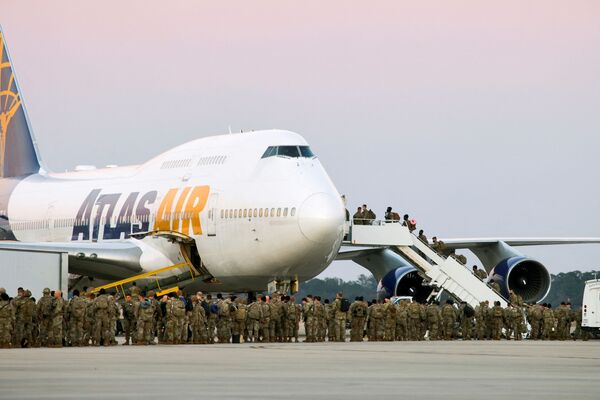 Soldados da 82ª Divisão Aerotransportada do Exército dos EUA embarcam em seu avião de transporte com destino à Europa, em Fort Bragg, Carolina do Norte, EUA, 14 de fevereiro de 2022. - Sputnik Brasil