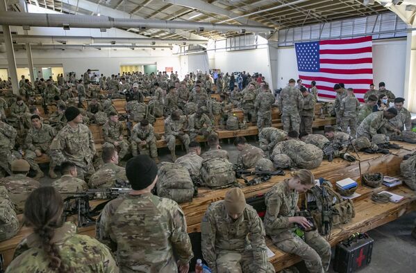Soldados dos EUA se preparam enquanto aguardam para serem enviados para a Europa, em Fort Bragg, Carolina do Norte, EUA, 14 de fevereiro de 2022. - Sputnik Brasil