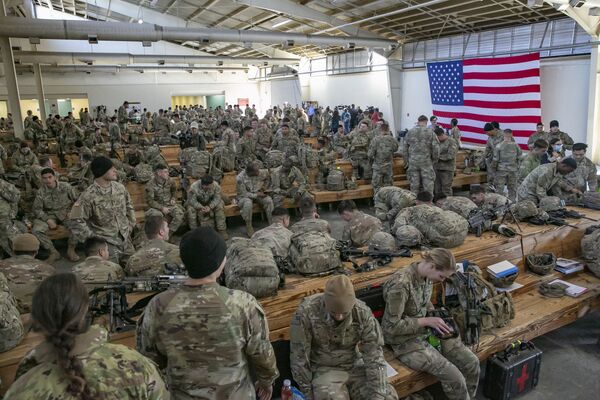 Soldados dos EUA se preparam enquanto aguardam para serem enviados para a Europa, em Fort Bragg, Carolina do Norte, EUA, 14 de fevereiro de 2022. - Sputnik Brasil