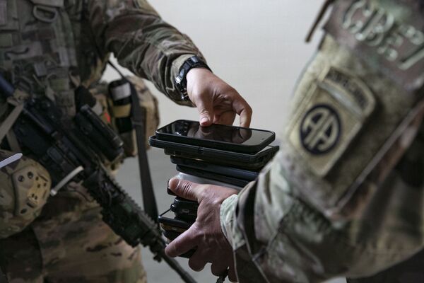 Militares dos EUA entregam seus celulares antes de serem enviados para a Europa, em Fort Bragg, Carolina do Norte, EUA, 14 de fevereiro de 2022. - Sputnik Brasil