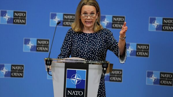 A embaixadora dos Estados Unidos na OTAN, Julianne Smith fala durante entrevista coletiva na sede da OTAN em Bruxelas, terça-feira, 15 de fevereiro de 2022 - Sputnik Brasil