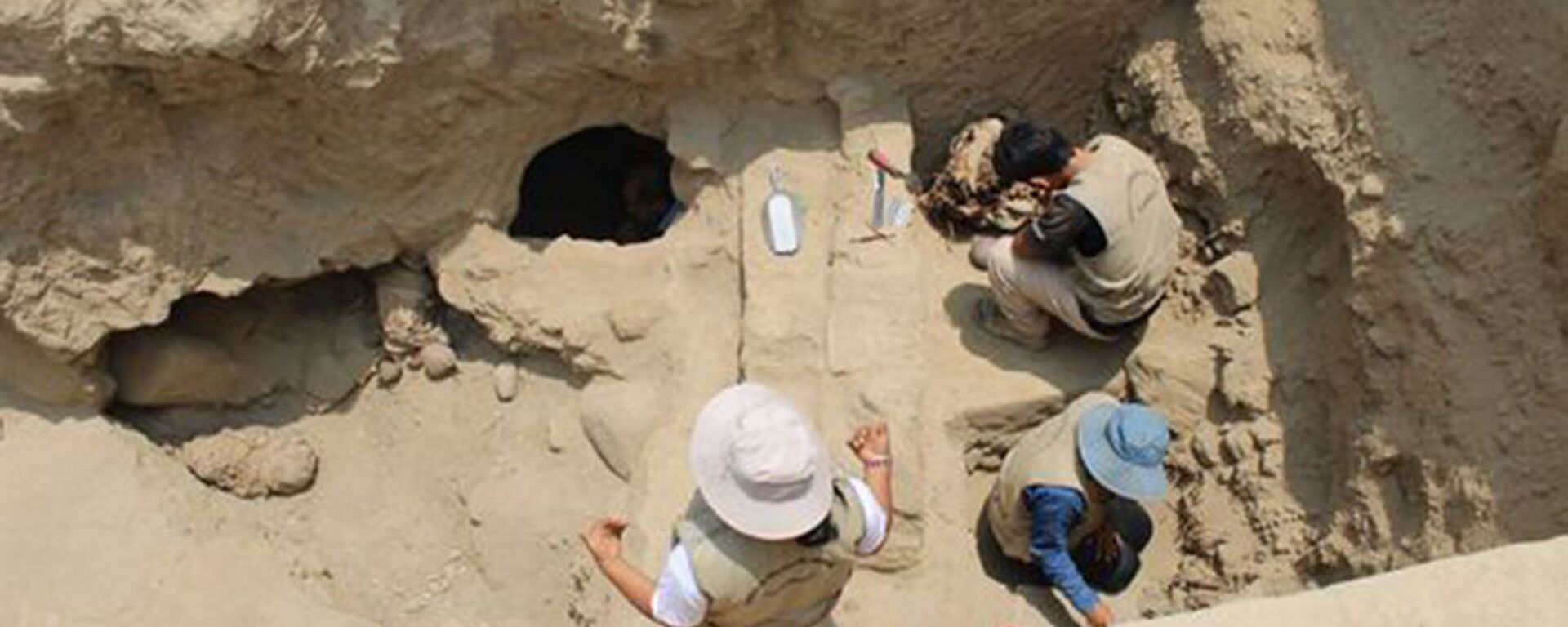 Escavações do enterramento com restos de crianças no complexo arqueológico de Cajamarquilla, Lima - Sputnik Brasil, 1920, 08.04.2023