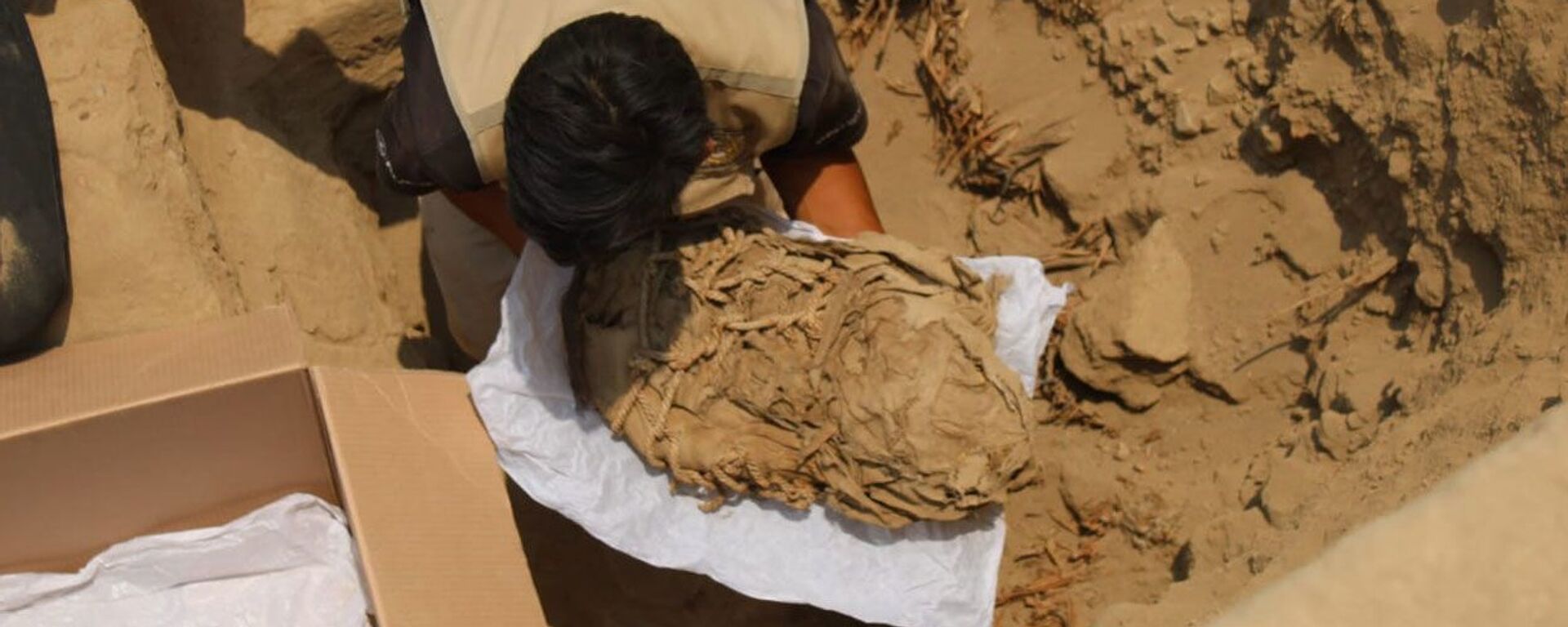 Momento em que é extraído um dos fardos que contém restos de uma criança, complexo arqueológico de Cajamarquilla, Lima - Sputnik Brasil, 1920, 14.06.2023