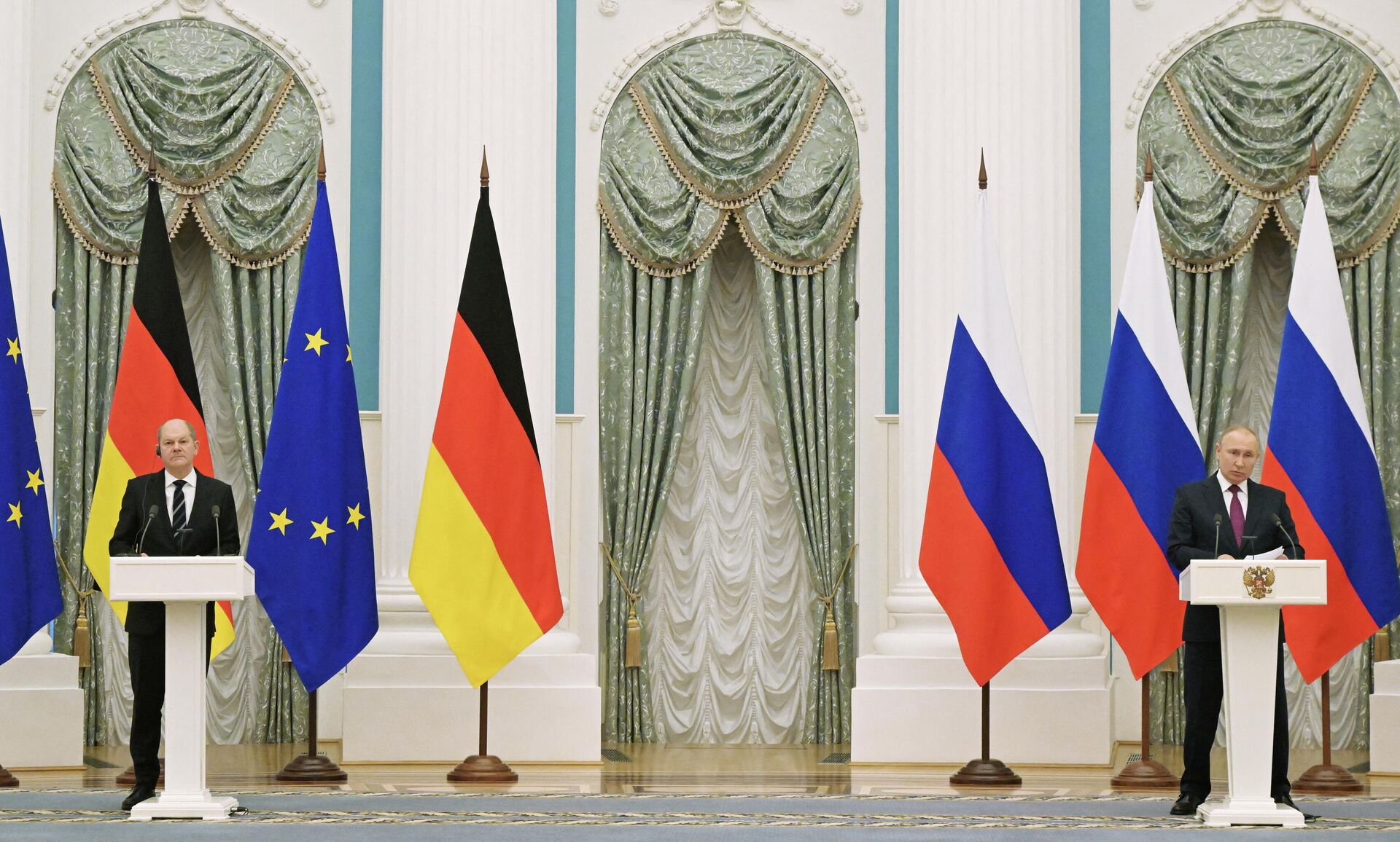 Vladimir Putin, presidente russo, e Olaf Scholz, chanceler da Alemanha, durante coletiva de imprensa em Moscou, Rússia, 15 de fevereiro de 2022 - Sputnik Brasil, 1920, 19.02.2022