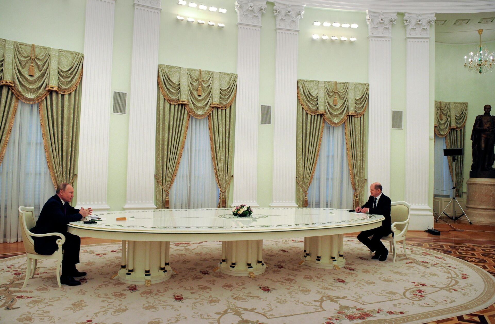 Vladimir Putin e Olaf Scholz durante reunião em Moscou, 15 de fevereiro de 2022 - Sputnik Brasil, 1920, 28.03.2022