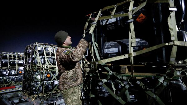 Militar ucraniano desembala mísseis antitanque Javelin transportados pelos EUA ao Aeroporto Internacional Boryspil, perto de Kiev, Ucrânia, 10 de fevereiro de 2022 - Sputnik Brasil