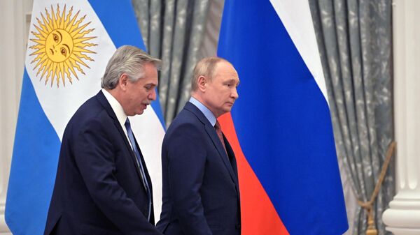 Em Moscou, o presidente da Argentina, Alberto Fernández (à esquerda), e o presidente da Rússia, Vladimir Putin (à direita), caminham juntos durante coletiva de imprensa em 3 de fevereiro de 2022 - Sputnik Brasil