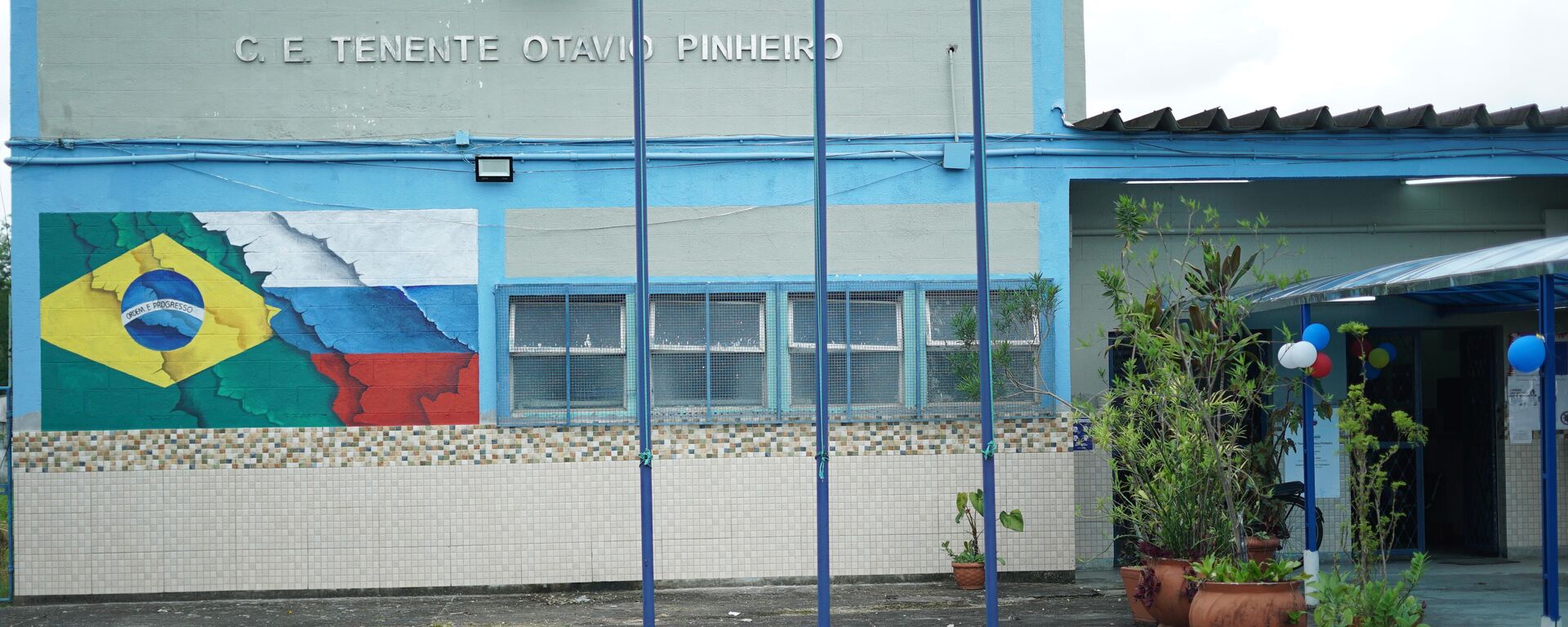Fachada do primeiro colégio russo-brasileiro do país, a Escola Intercultural Brasil Rússia, em Belford Roxo, na Baixada Fluminense, inaugurada no dia 15 de fevereiro de 2022 - Sputnik Brasil, 1920, 15.02.2022