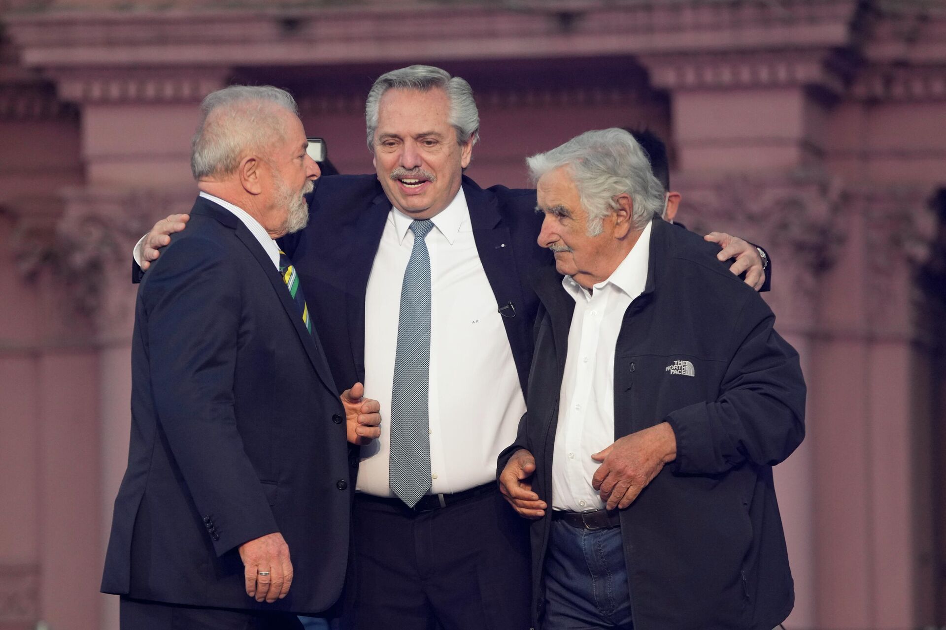 Em Buenos Aires, evento oficial reúne o ex-presidente brasileiro, Luiz Inácio Lula da Silva (à esquerda), o presidente argentino, Alberto Fernández (centro), e o ex-presidente uruguaio, Pepe Mujica, em 10 de dezembro de 2021 - Sputnik Brasil, 1920, 15.02.2022