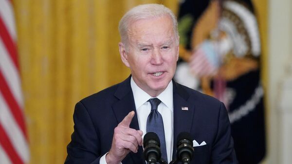 O presidente dos EUA, Joe Biden, fala à imprensa sobre a crise na Ucrânia na Casa Branca, em Washington, em 15 de fevereiro de 2022 - Sputnik Brasil