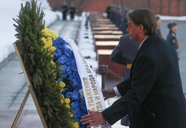 Presidente do Brasil, Jair Bolsonaro, durante a cerimônia de aposição floral no Túmulo do Soldado Desconhecido no centro de Moscou, Rússia, 16 de fevereiro de 2022. - Sputnik Brasil