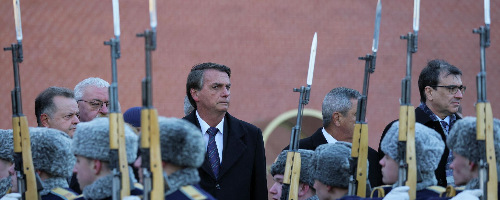 Presidente brasileiro Jair Bolsonaro participa com sua comitiva da cerimônia de aposição floral no Túmulo do Soldado Desconhecido durante sua visita a Moscou, 16 de fevereiro de 2022. - Sputnik Brasil, 1920, 28.02.2022