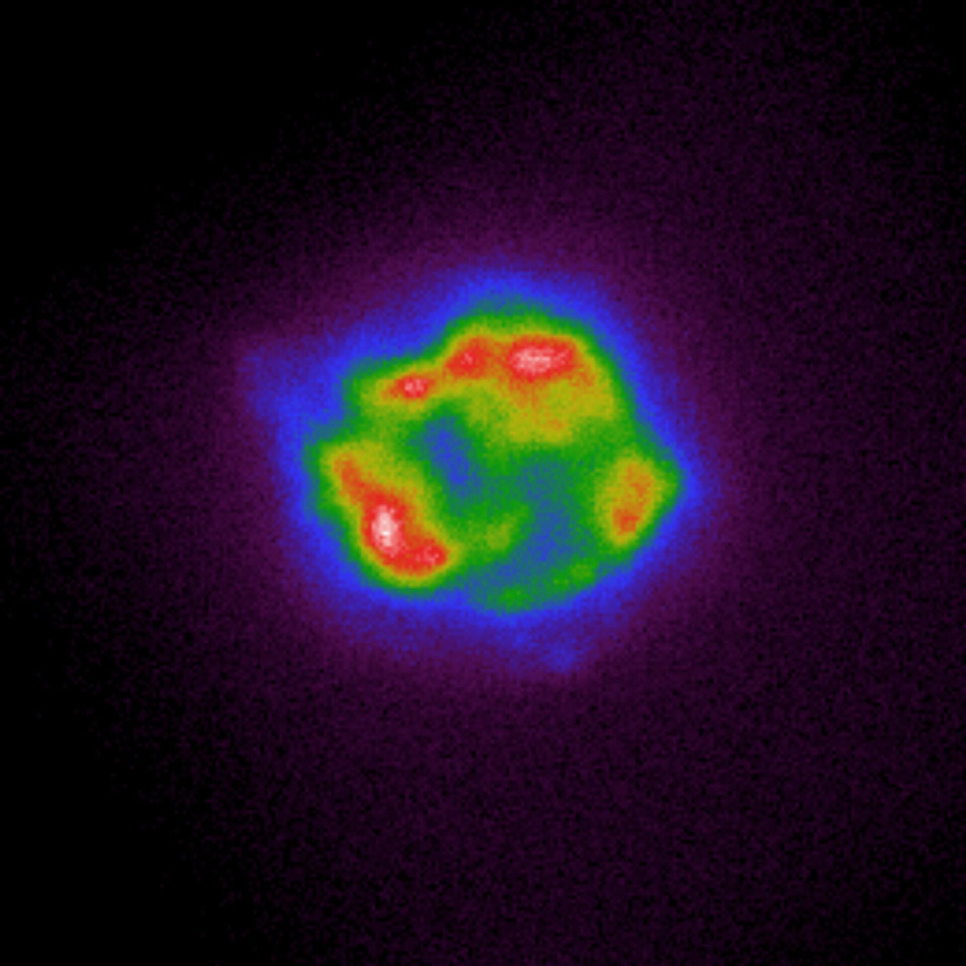 Esta imagem criada a partir dos dados de raios-X coletados pelo Explorador de Polarimetria de Raios-X em Imagem (IXPE, na sigla em inglês) da NASA, entre 11 e 18 de janeiro, mapeia a intensidade dos raios X provenientes do primeiro alvo do observatório, o remanescente de supernova Cassiopeia A. Cores que variam de roxo frio e azul a vermelho e branco quente correspondem ao aumento do brilho do X -raios - Sputnik Brasil, 1920, 16.02.2022