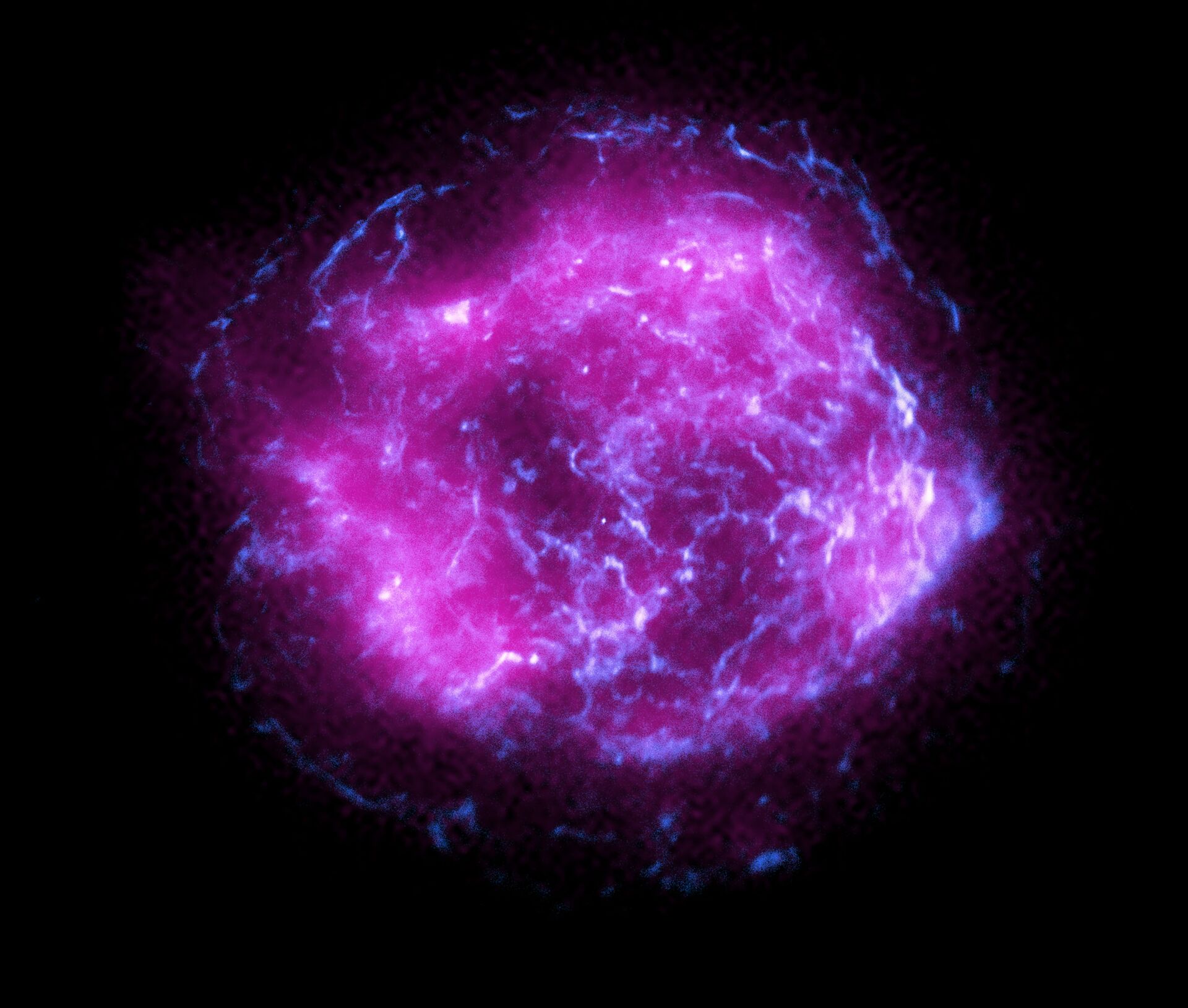 Esta imagem do remanescente de supernova Cassiopeia A combina alguns dos primeiros dados de raios-X coletados pelo Explorador de Polarimetria de Raios-X em Imagem (IXPE, na sigla em inglês) da NASA, em magenta, com dados de raios-X de alta energia do Observatório de Raios-X Chandra, também da NASA, em azul - Sputnik Brasil, 1920, 16.02.2022