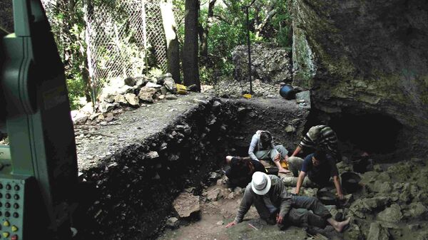 Escavações arqueológicas na Caverna de Mandrin, França - Sputnik Brasil