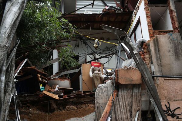 Uma boneca é fotografada em uma casa destruída após chuvas torrenciais em Petrópolis, Brasil, 16 de fevereiro de 2022. - Sputnik Brasil