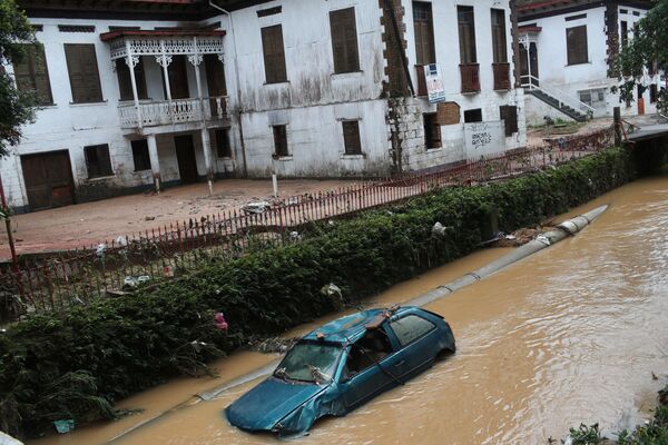 Carro é fotografado em um rio após chuvas torrenciais em Petrópolis, Brasil, 16 de fevereiro de 2022. - Sputnik Brasil