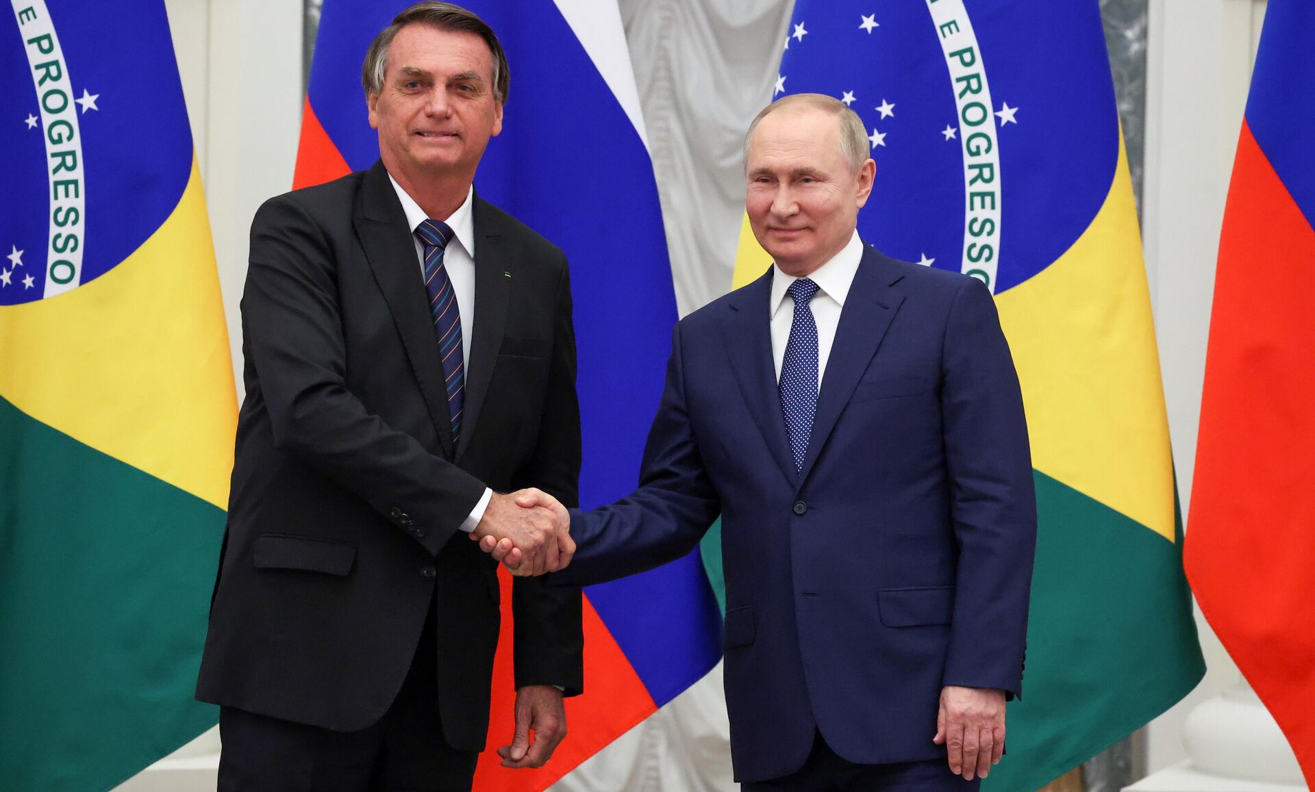 Jair Bolsonaro e Vladimir Putin, presidentes do Brasil e da Rússia, respectivamente, após encontro oficial no Kremlin, Moscou, Rússia, 16 de fevereiro de 2022 - Sputnik Brasil, 1920, 03.03.2022
