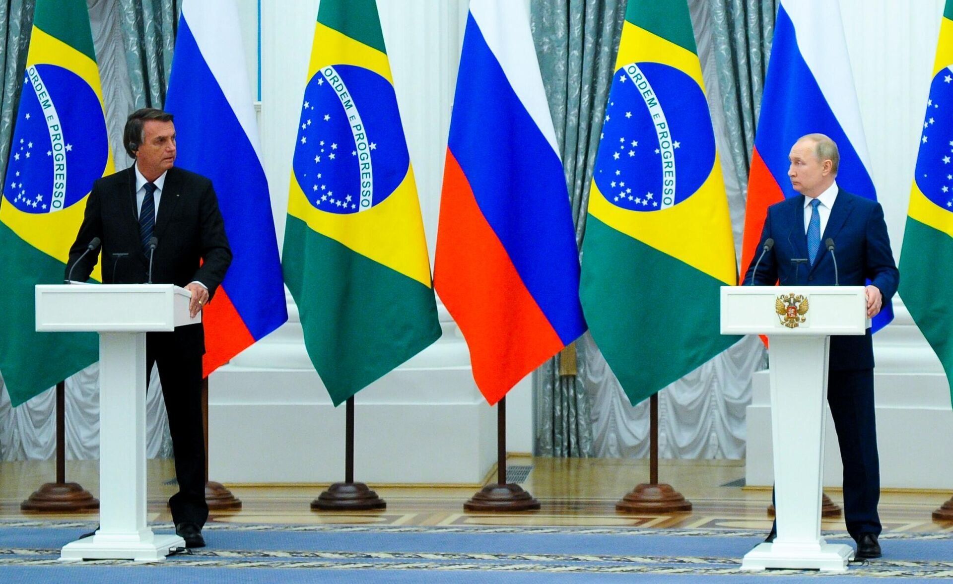 Jair Bolsonaro e Vladimir Putin durante coletiva de imprensa após encontro oficial no Kremlin, 16 de fevereiro de 2022 - Sputnik Brasil, 1920, 17.03.2022