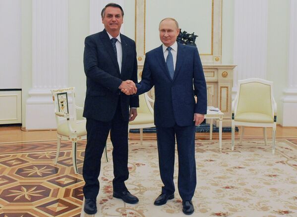 Os presidentes da Rússia, Vladimir Putin, e do Brasil, Jair Bolsonaro, durante o encontro oficial no Kremlin, 16 de fevereiro de 2022. - Sputnik Brasil