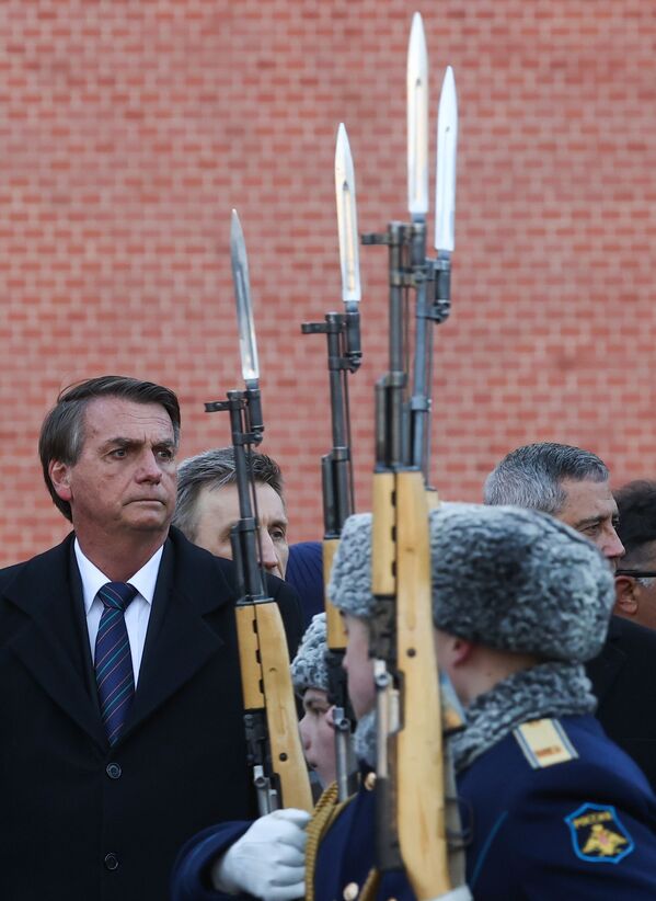O presidente do Brasil, Jair Bolsonaro, participa da cerimônia de aposição de flores no Túmulo do Soldado Desconhecido na manhã de 16 de fevereiro de 2022. - Sputnik Brasil