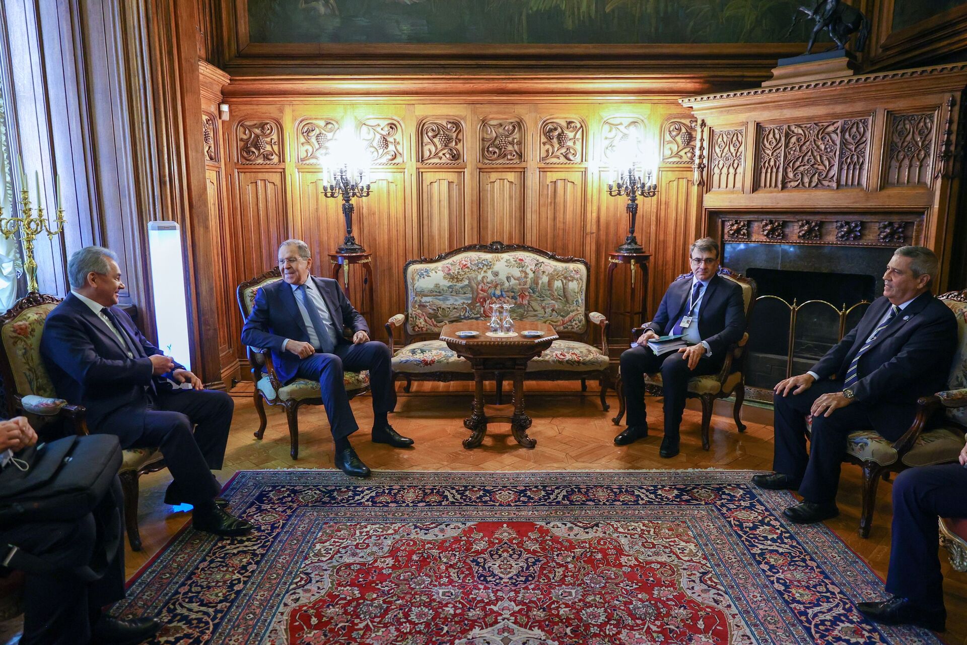 Em Moscou, se reúnem o ministro da Defesa da Rússia (na ponta esquerda), o chanceler russo, Sergei Lavrov, (no centro, à esquerda), o chanceler brasileiro, Carlos França (no centro, à direita), e o ministro da Defesa do Brasil, Walter Braga Netto (à direita), em 16 de fevereiro de 2022 - Sputnik Brasil, 1920, 16.02.2022