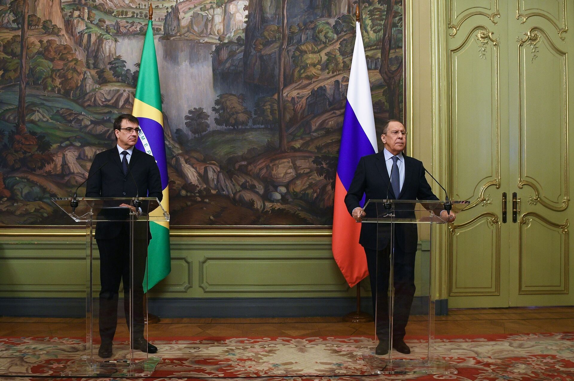Em Moscou, o chanceler brasileiro, Carlos França (à esquerda), e o chanceler russo, Sergei Lavrov (à direita), participam de coletiva de imprensa, em 16 de fevereiro de 2022 - Sputnik Brasil, 1920, 16.02.2022