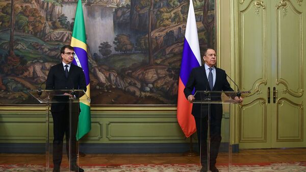 Em Moscou, o chanceler brasileiro, Carlos França (à esquerda), e o chanceler russo, Sergei Lavrov (à direita), participam de coletiva de imprensa, em 16 de fevereiro de 2022 - Sputnik Brasil