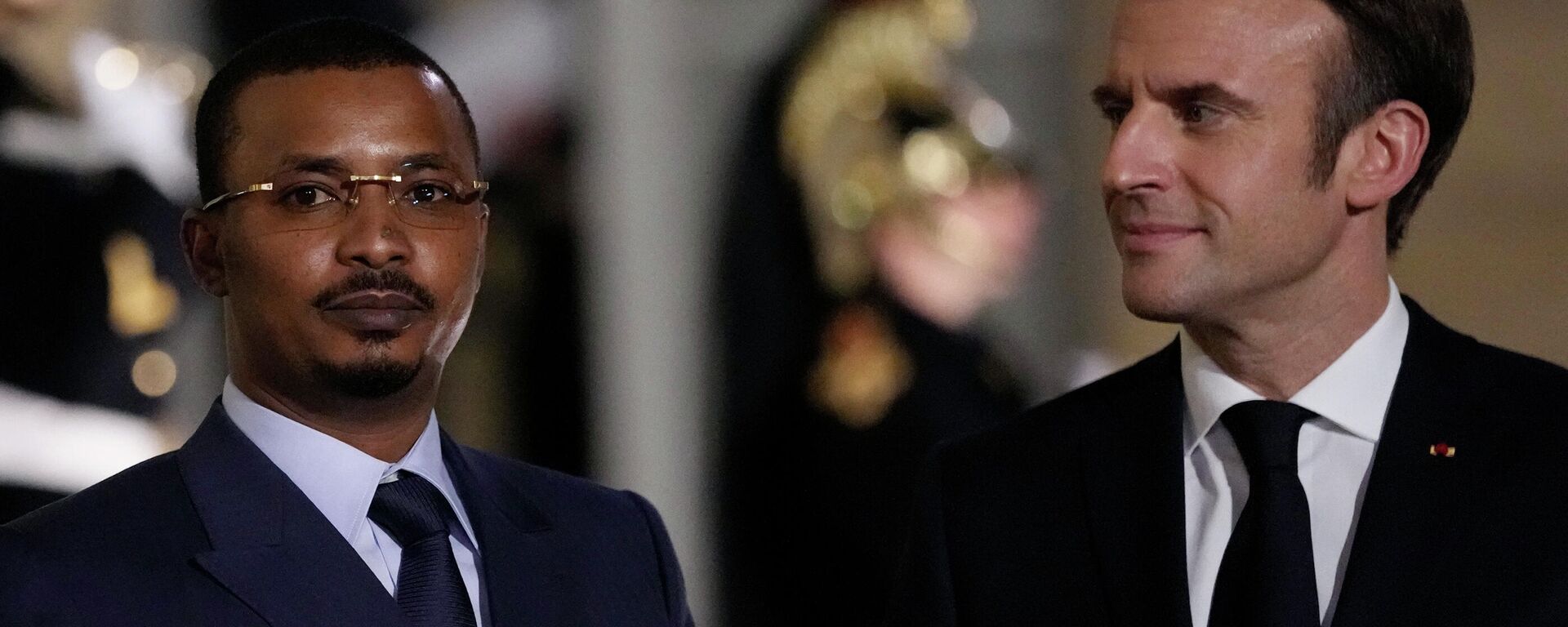 O presidente da França, Emmanuel Macron, à direita, recebe o presidente do Chade, Mahamat Idriss Deby, para uma reunião no Palácio Elysée, em Paris, França, quarta-feira, 16 de fevereiro de 2022 - Sputnik Brasil, 1920, 17.02.2022