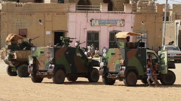 Forças francesas da Operação Barkhane patrulham ruas de Timbuktu, no Mali, em 29 de setembro de 2021 - Sputnik Brasil