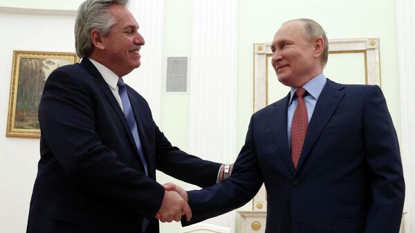 Vladimir Putin e Alberto Fernández, presidentes russo e argentino, respetivamente, apertam mãos durante encontro em Moscou, Rússia, 3 de fevereiro de 2022 - Sputnik Brasil