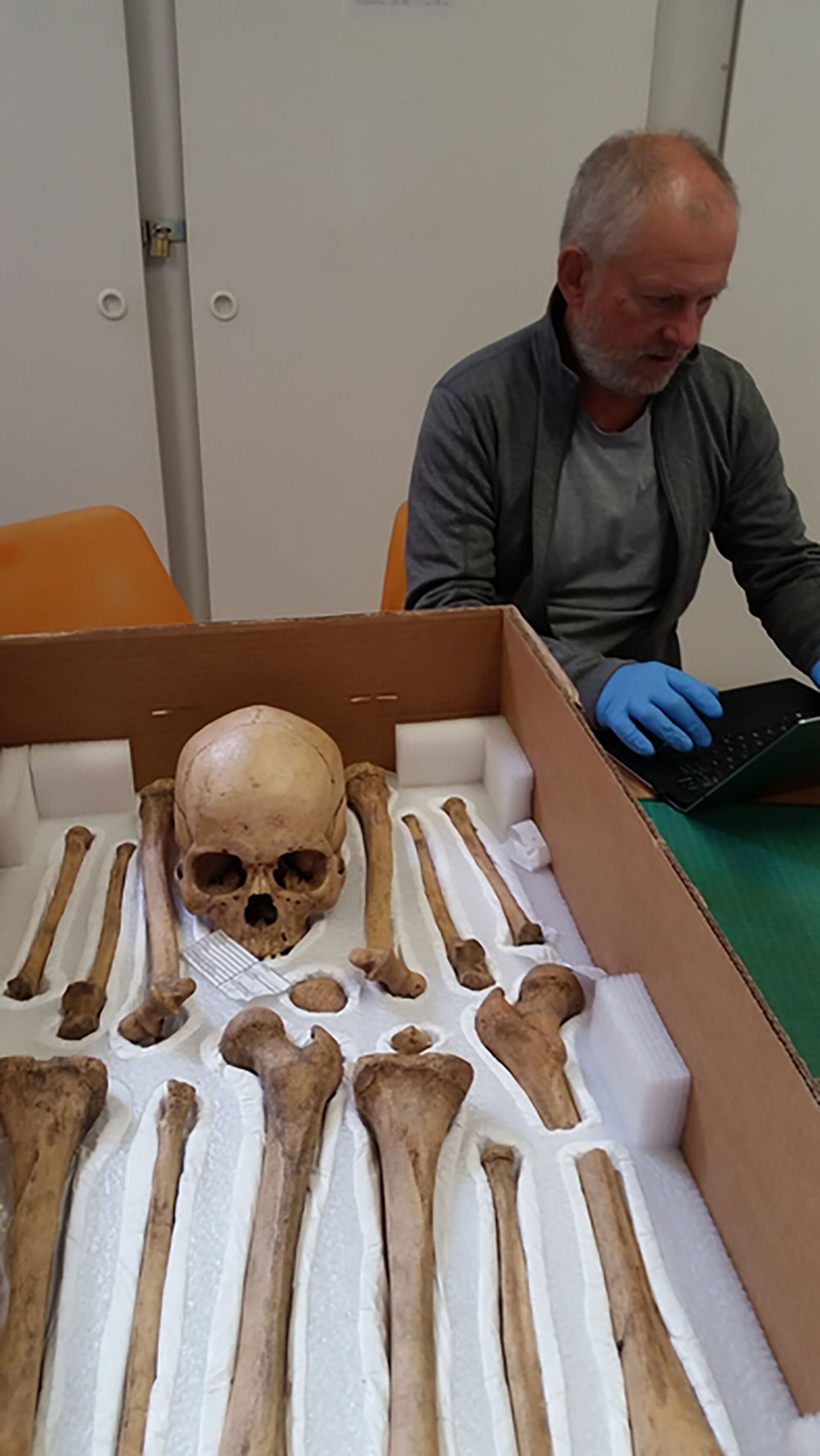 Professor James Goff analisando o pescador de 5.000 anos encontrado no litoral chileno - Sputnik Brasil, 1920, 17.02.2022