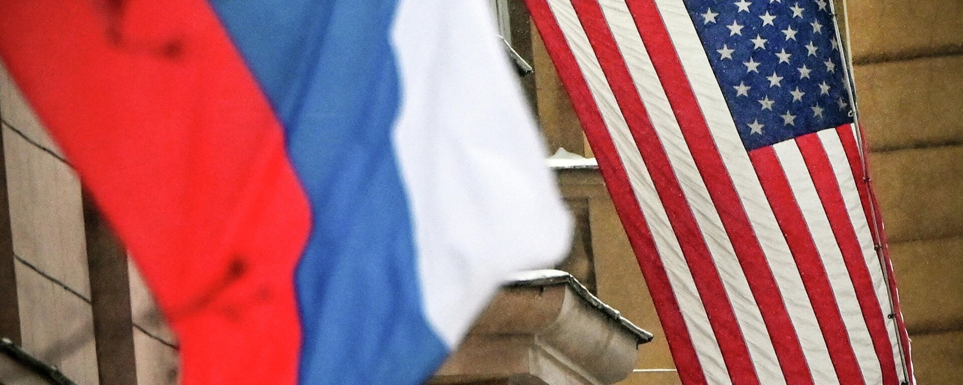 Bandeiras de Rússia e EUA em Moscou, 7 de dezembro de 2021 - Sputnik Brasil, 1920, 10.06.2022