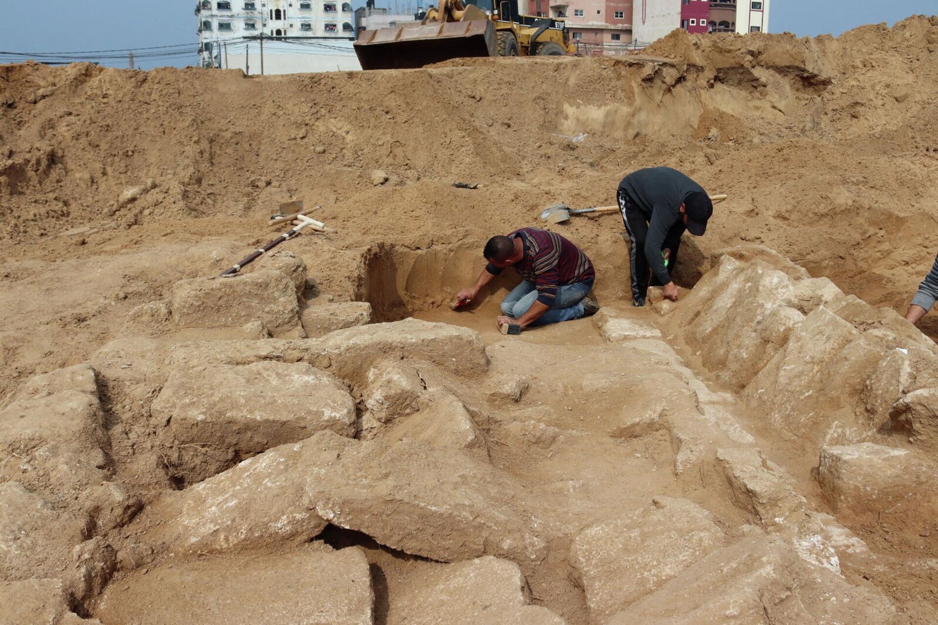 Homens trabalham em um cemitério romano recém-descoberto em Gaza, 17 de fevereiro de 2022 - Sputnik Brasil, 1920, 17.02.2022
