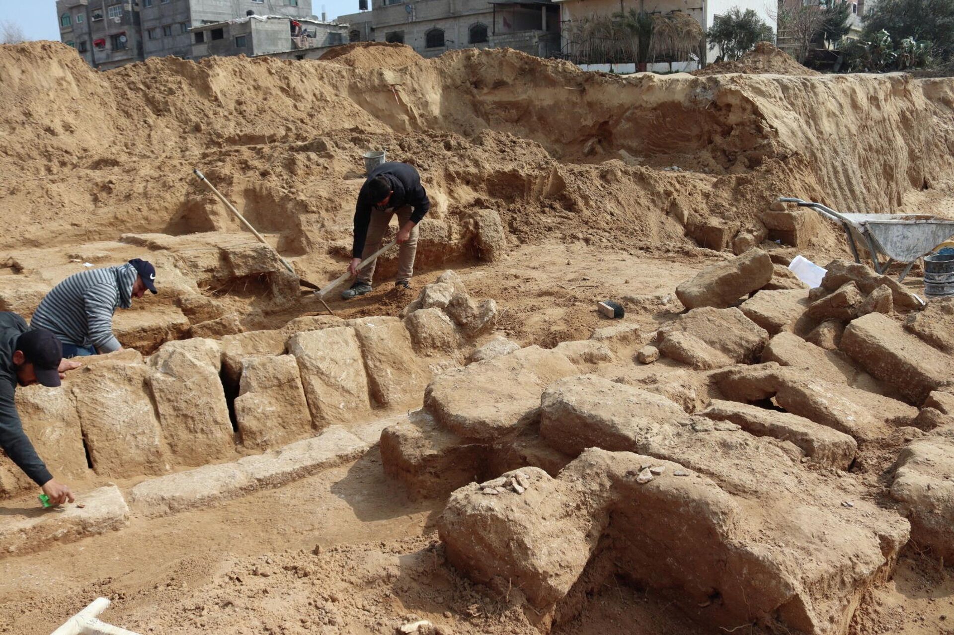 Homens trabalham em um cemitério romano recém-descoberto em Gaza, 17 de fevereiro de 2022 - Sputnik Brasil, 1920, 17.02.2022