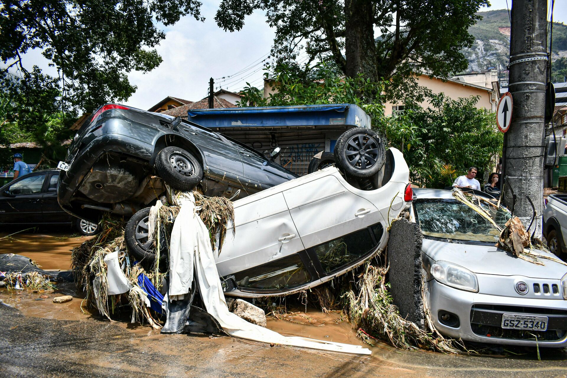 Em Petrópolis, no estado brasileiro do Rio de Janeiro, carros são vistos empilhados após inundação, resultado de fortes chuvas na região serrana fluminense, em 16 de fevereiro de 2022 - Sputnik Brasil, 1920, 17.02.2022