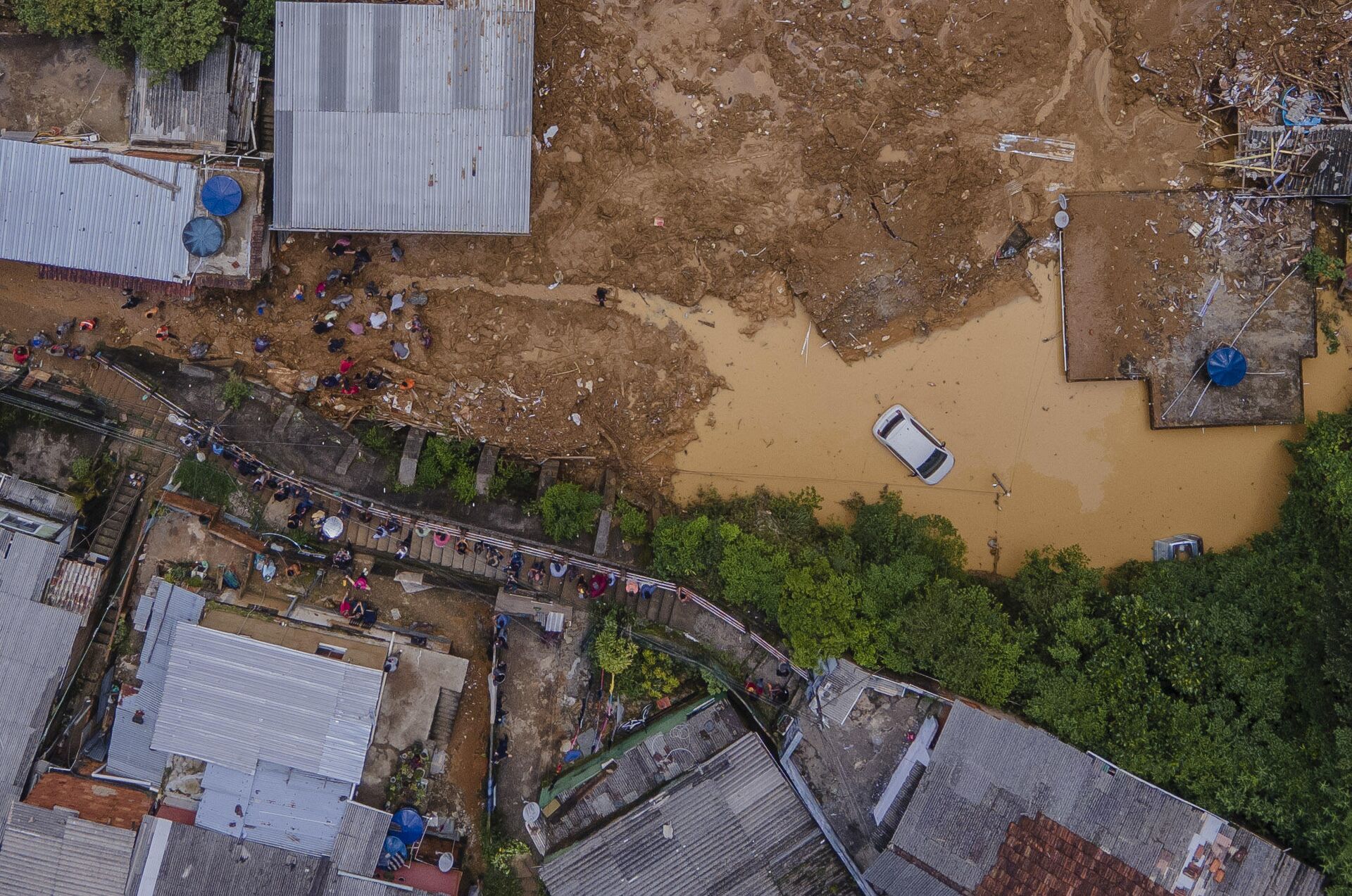 Vista aérea de resultado de deslizamento de terra após fortes chuvas na Região Serrana do Rio de Janeiro. Petrópolis, 16 de fevereiro de 2022 - Sputnik Brasil, 1920, 17.02.2022