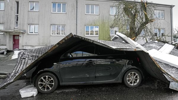 Uma tempestade explodiu o telhado de um prédio de apartamentos em uma rua em Gelsenkirchen, Alemanha, em 17 de fevereiro de 2022 - Sputnik Brasil