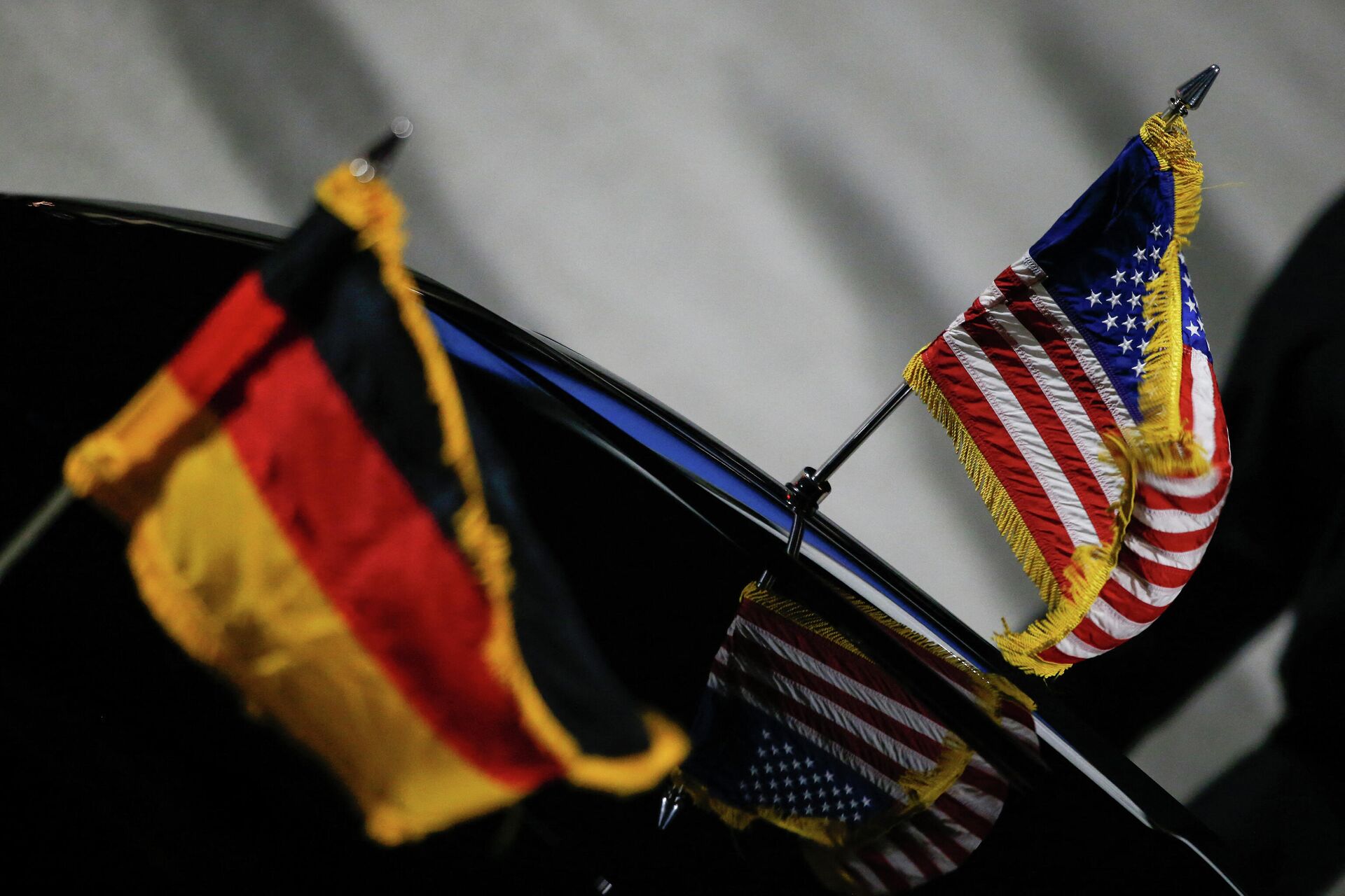 Bandeiras da Alemanha e dos EUA no carro da vice-presidente Kamala Harris, após sua chegada  ao aeroporto de Munique, Alemanha, 17 de fevereiro de 2022 - Sputnik Brasil, 1920, 18.02.2022