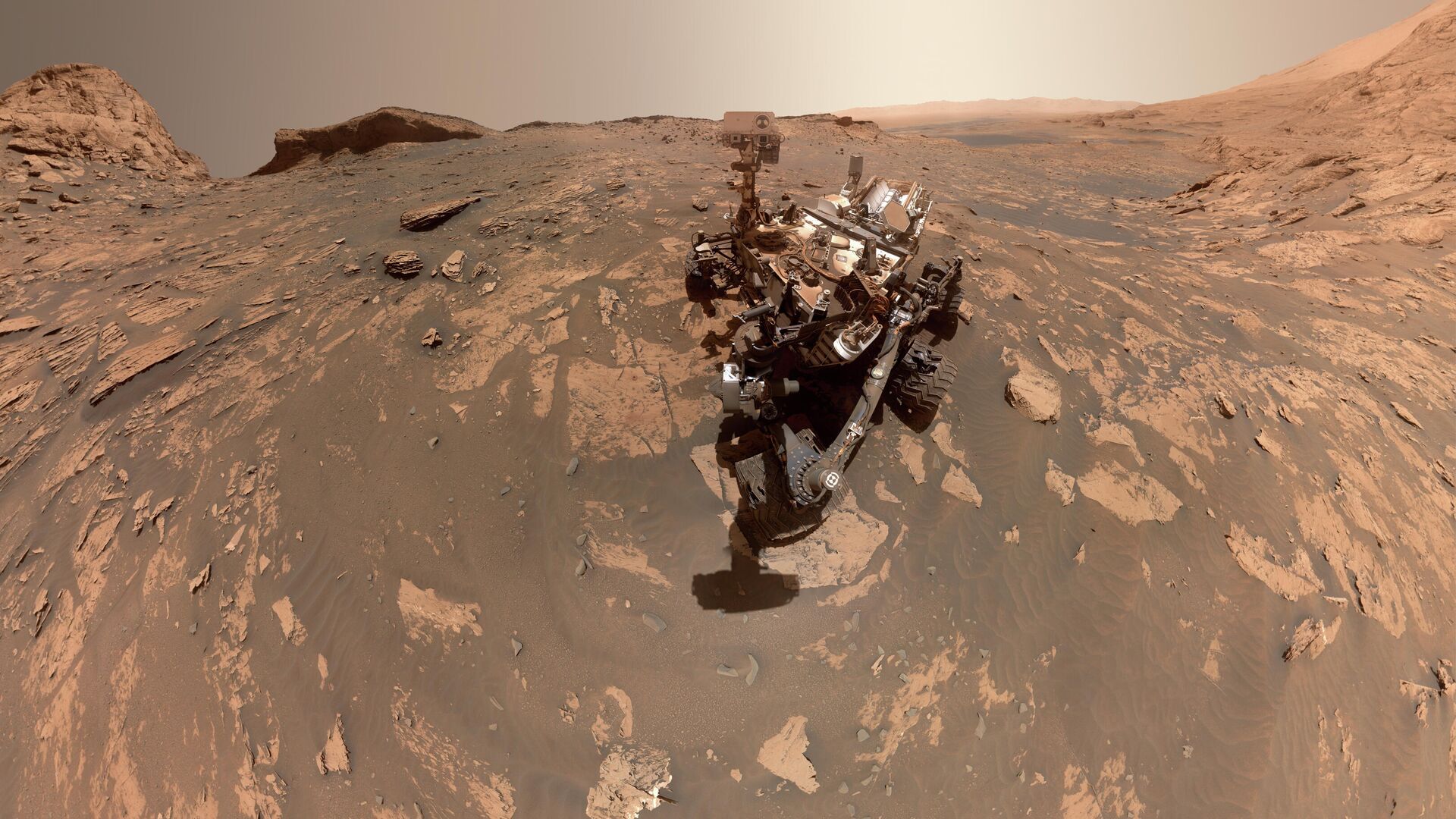 O rover Curiosity da NASA tirou esta selfie de 360 ​​graus usando o Mars Hand Lens Imager, no final de seu braço robótico. A selfie é composta por 81 imagens individuais tiradas em 20 de novembro de 2021 - Sputnik Brasil, 1920, 18.02.2022