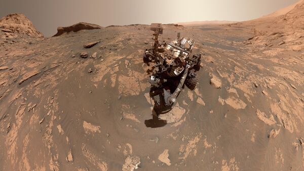 O rover Curiosity da NASA tirou esta selfie de 360 ​​graus usando o Mars Hand Lens Imager, no final de seu braço robótico. A selfie é composta por 81 imagens individuais tiradas em 20 de novembro de 2021 - Sputnik Brasil