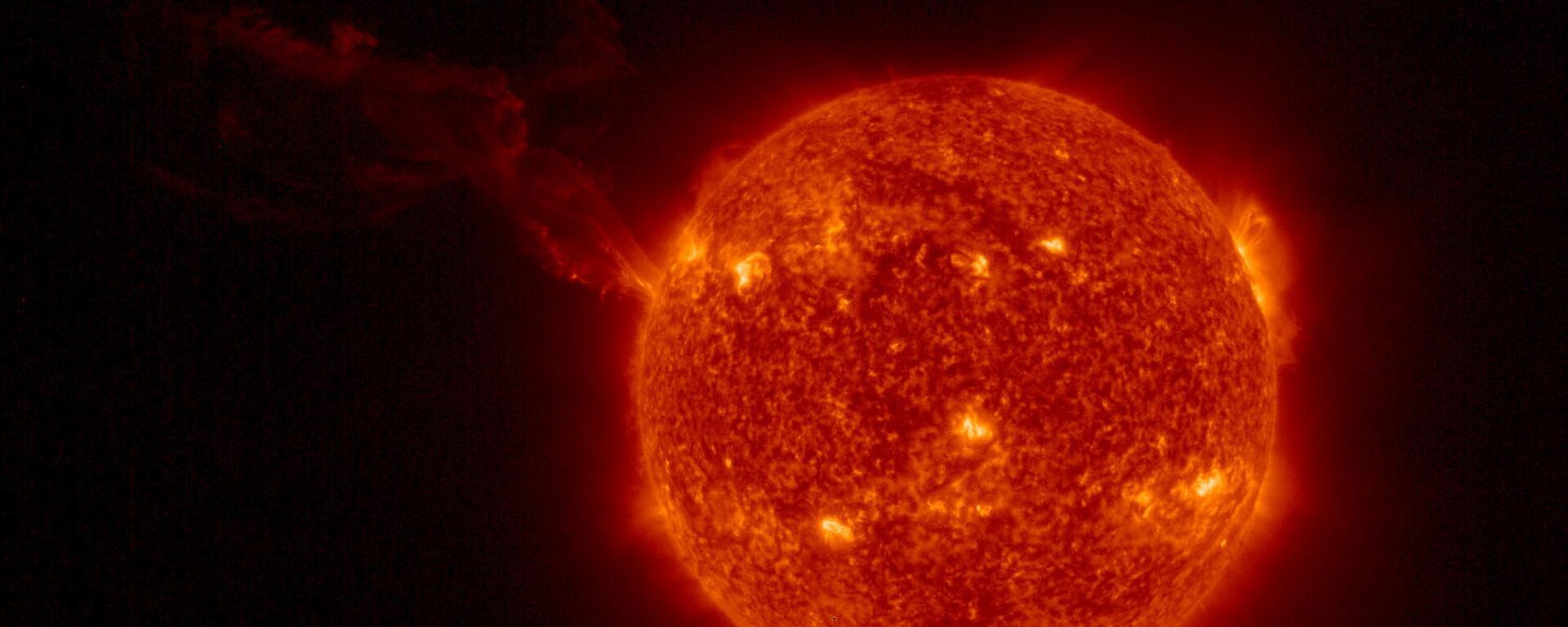 Erupção solar registrada pelo orbitador solar da Agência Espacial Europeia (ESA, na sigla em inglês) - Sputnik Brasil, 1920, 28.08.2023
