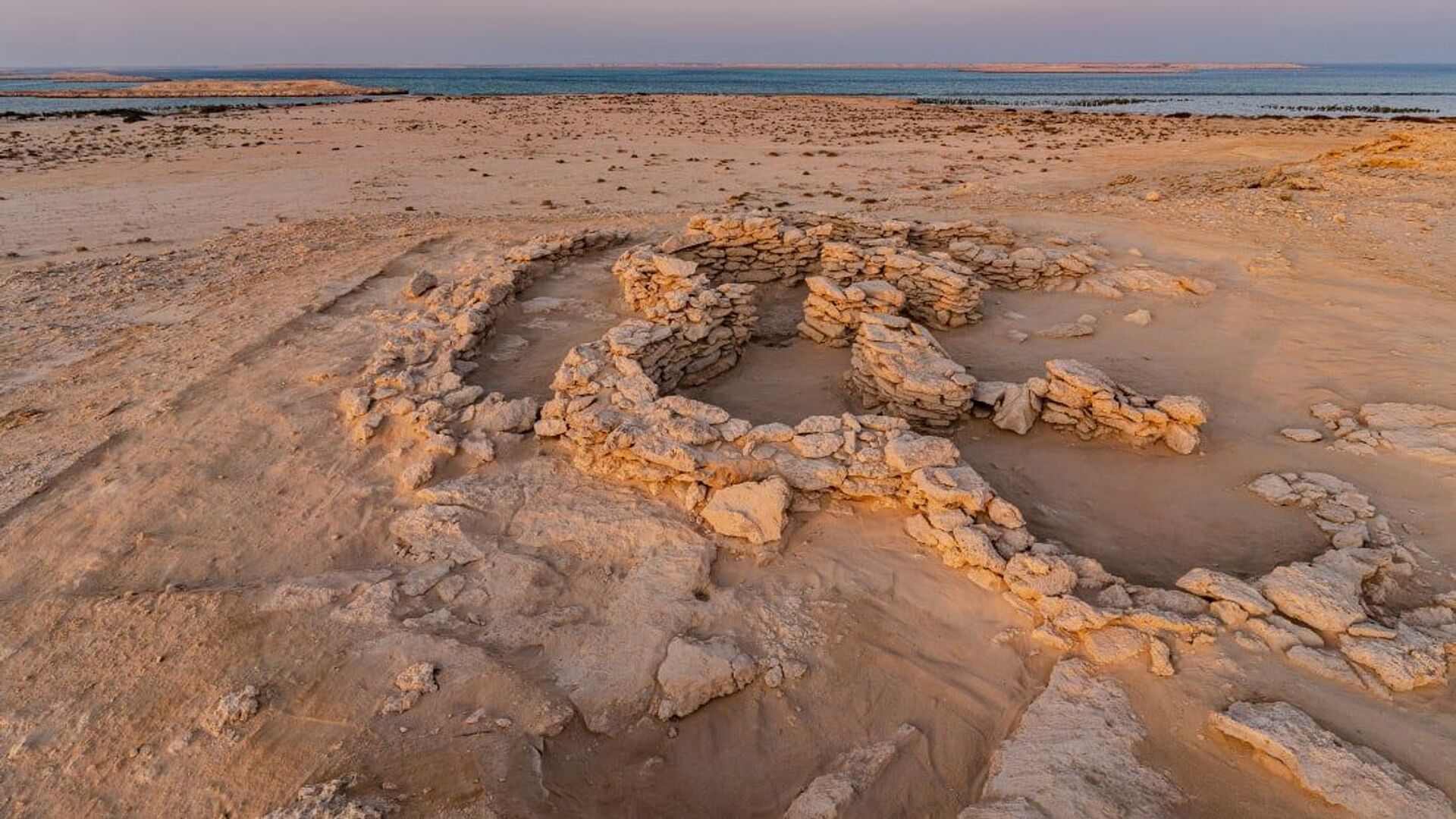 Vista do sítio arqueológico nos Emirados Árabes Unidos onde foi encontrada casa de 8.500 anos - Sputnik Brasil, 1920, 18.02.2022