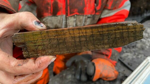 Artefato de madeira com inscrições em runas descoberto em Oslo, Noruega - Sputnik Brasil