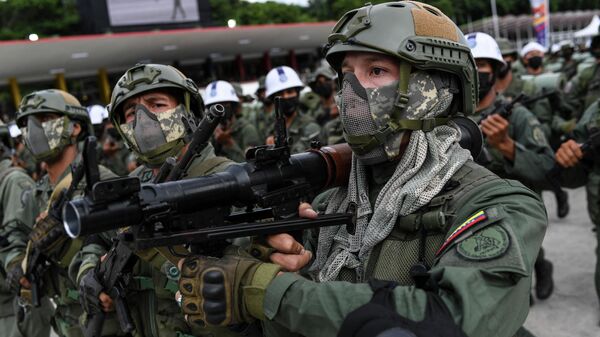 Soldados das forças especiais do exército venezuelano gritam slogans enquanto marcham durante um desfile de ensaio no âmbito das comemorações do Dia da Independência, em Fuerte Tiuna, Caracas, em 3 de julho de 2021 - Sputnik Brasil