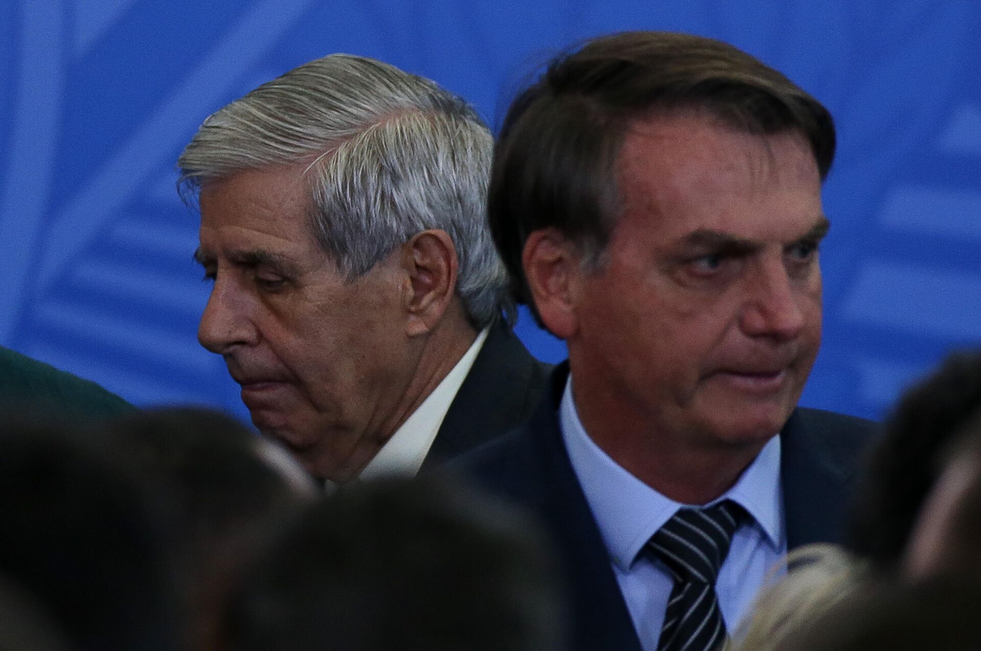 O ministro do GSI (Gabinete de Segurança Institucional), Augusto Heleno, e o presidente Jair Bolsonaro durante cerimônia no Palácio do Planalto, em Brasília (DF), em 20 de fevereiro de 2020 - Sputnik Brasil, 1920, 25.04.2023